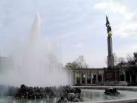 058 Wiener Ostern 2006 Hochbrunnen und sowjetisches Ehrenmal.JPG